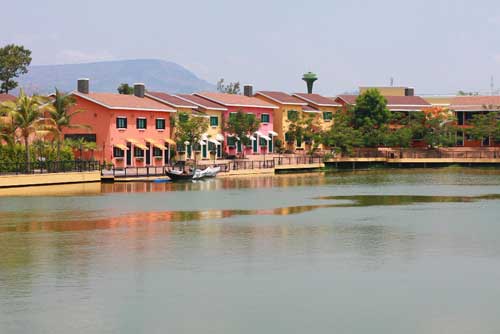 houses-by-lake-buildings-against-sky